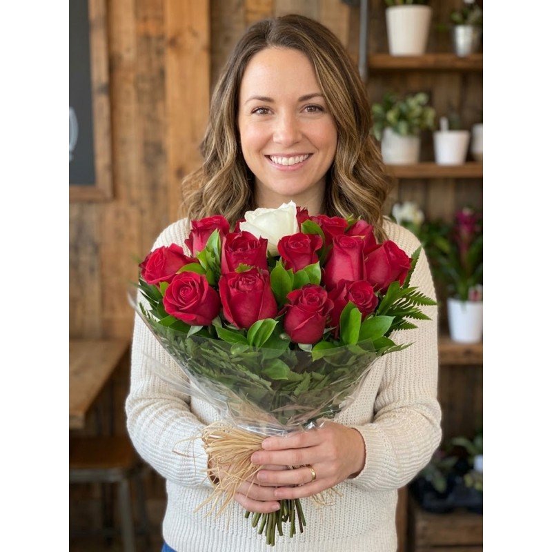 Buquê "Só você" com 20 rosas vermelhas e 1 Branca Buquê "Só você" com 20 rosas vermelhas e 1 Branca